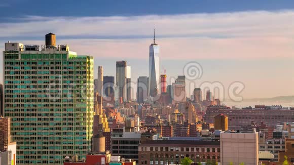 曼哈顿中城天际线上的日落建筑物上的阳光反射纽约市纽约时间流逝视频的预览图