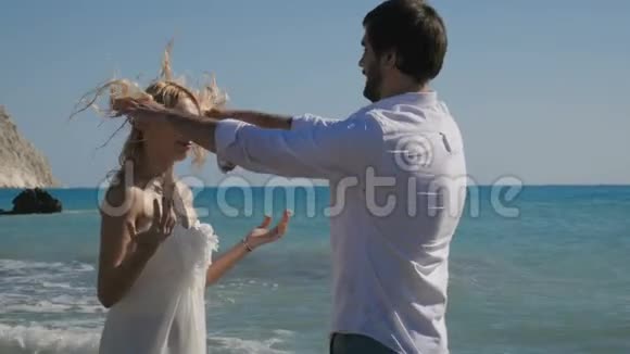 在爱情中新婚夫妇拥抱在海边视频的预览图