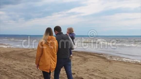 家人在海边散步男人女人和小女孩视频的预览图