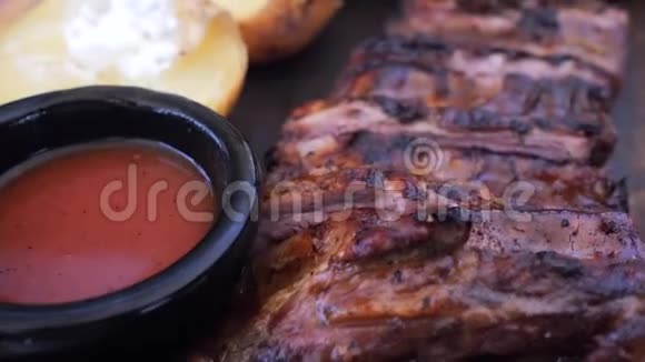 带蔬菜烤架烤锅白奶油红BBQ烧烤架餐厅新鲜空气视频的预览图