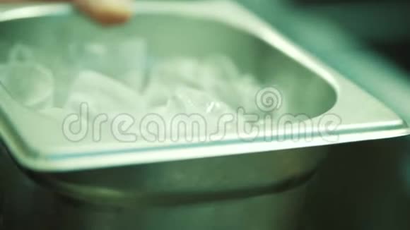 冰融化在碗里变成融化的水视频的预览图