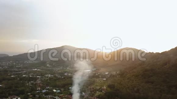 晴天鸟瞰小镇岛屿空中景观全景4k视频的预览图