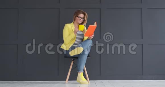 女人喝咖啡看书视频的预览图