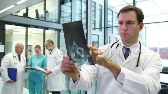 医生在走廊检查x光报告视频的预览图