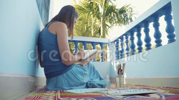 年轻的女画家用水彩画菠萝视频的预览图