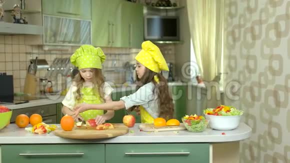 小女孩切水果视频的预览图