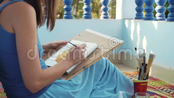 年轻的女画家用水彩画菠萝视频的预览图