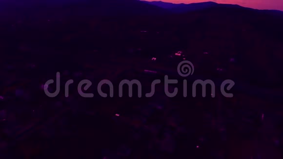 全景从一个小村庄的一个美丽的粉红色黎明视频的预览图