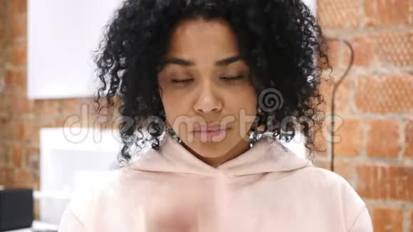 非洲裔美国妇女头痛压力画像视频的预览图