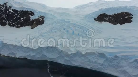 俯瞰覆盖南极洲海岸的雪景安德列夫视频的预览图