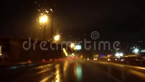 夜间在高速公路上快速行驶视频的预览图