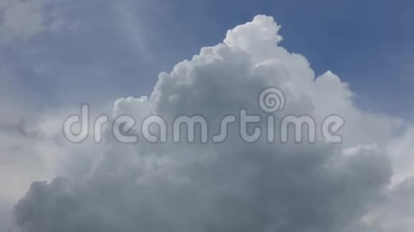 乌云在天空中移动视频的预览图