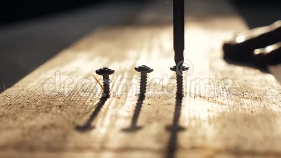 团队合作理念工人用螺丝刀拧紧螺丝螺丝起子拧在木板上视频的预览图