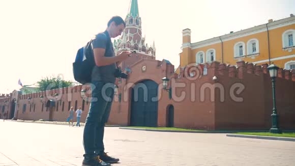 快乐的年轻人在俄罗斯莫斯科红场上使用手机作为参考生活方式旅游和技术时髦视频的预览图