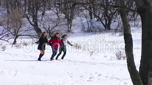 一群朋友在雪地里奔跑慢动作视频的预览图