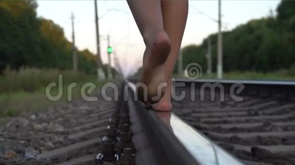 少女赤脚走在铁路铁路上视频的预览图