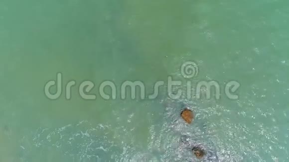 夏季飞越海浪冲击海面的空中景色视频的预览图