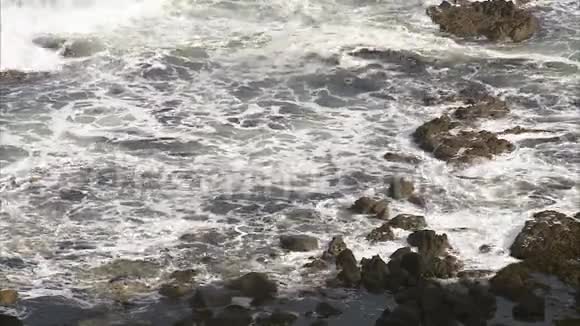 海浪拍打着海岸线视频的预览图