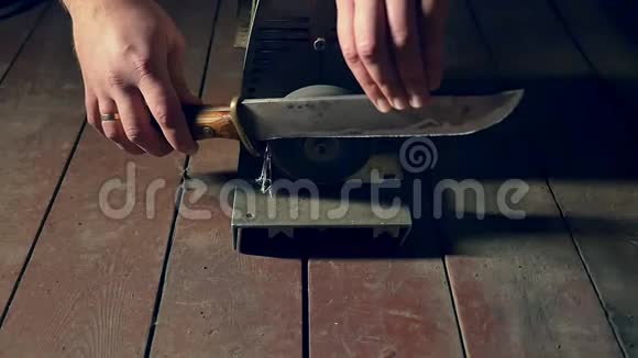 磨刀机上的旧刀磨尖特写镜头慢动作视频的预览图