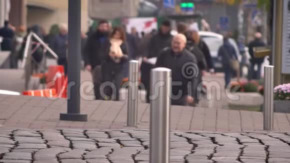 城市拥挤的街道模糊的镜头有步行的人和移动的汽车视频的预览图