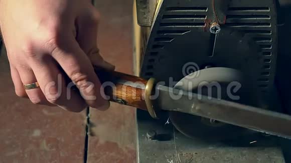 磨刀机上的旧刀磨尖特写镜头慢动作视频的预览图
