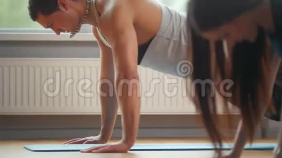 性感情侣女孩和男人一起在健身房做俯卧撑家庭健美亲密视频的预览图