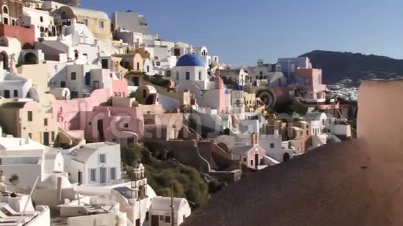 圣托里尼岛希腊群岛在山上的建筑物上的一张照片视频的预览图