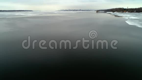伏尔加河上的直升机提供冬季景观视频的预览图