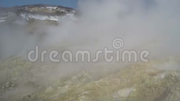 地热场火山温泉的旋流蒸汽排放视频的预览图