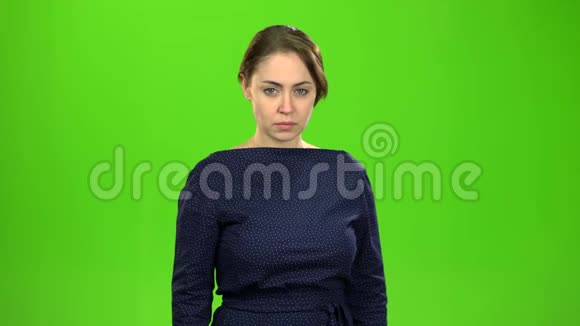 女人对她的朋友生气绿色屏幕视频的预览图