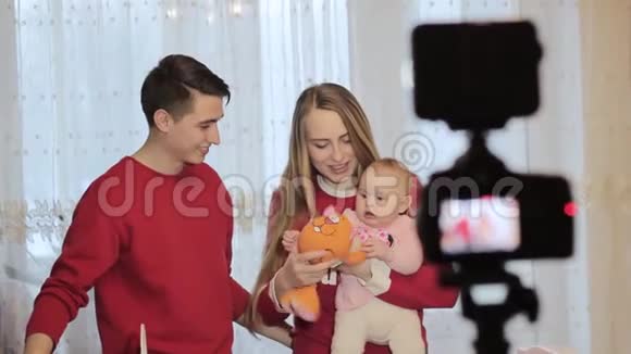 一个年轻家庭的后台摄影视频的预览图