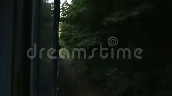 从火车车窗外望过去视频的预览图