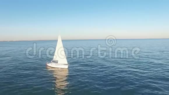 令人惊叹的帆船在海洋航行的景色蓝色的海洋阳光反射无人视野鸟的视角视频的预览图