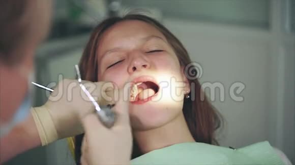 牙柜内牙齿清洁牙医刷牙视频的预览图