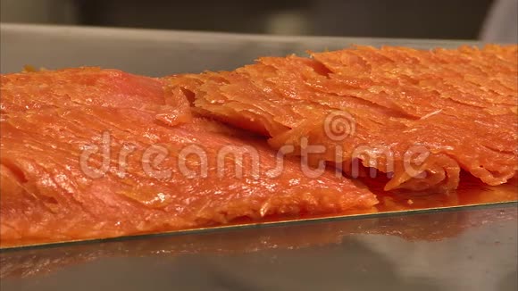 超市里准备的鱼肉视频的预览图