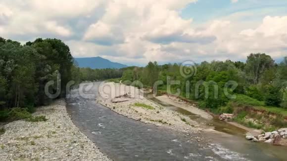 空中飞行飞越河流流经林地与山地背景和云景意大利都灵视频的预览图