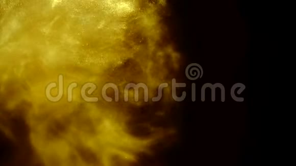 金色的沙子或灰尘以黑色背景上的太阳的形式形成抽象的地层艺术背景视频的预览图