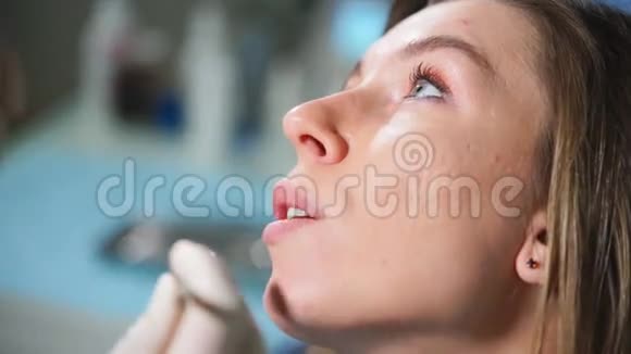 密切观察牙齿美白的过程女性病人视频的预览图