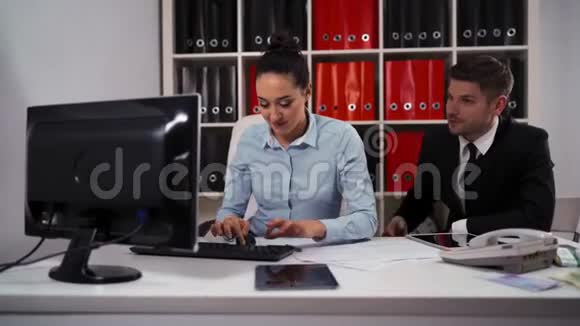 办公室工作小组处理台式计算机视频的预览图