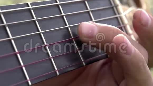 吉他弹板视频的预览图