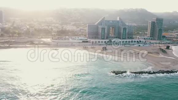 海法海岸鸟瞰图城市顶景碧波荡漾视频的预览图
