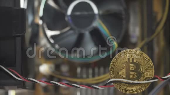 计算机电线之间的比特币硬币视频的预览图
