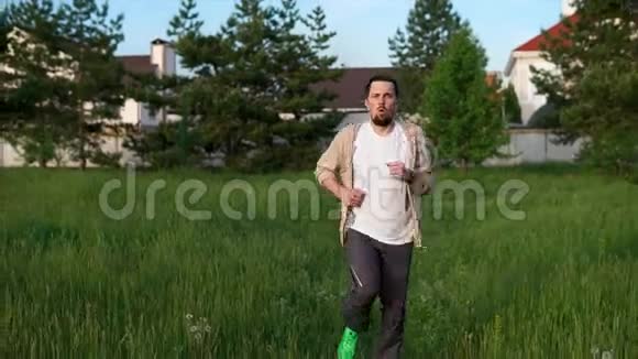 夏天一个积极运动的成年男性在公园里奔跑视频的预览图