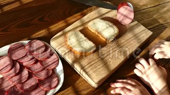 把香肠切成块牛肉香肠用菜刀切吃个三明治视频的预览图
