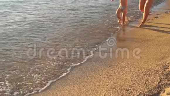 年轻的母亲和她的儿子在海滩上玩得很开心慢动作视频的预览图