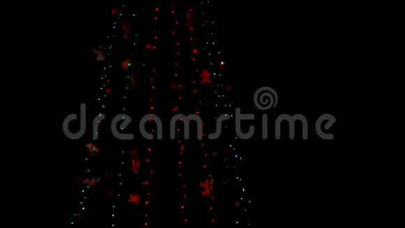 在深夜装饰圣诞树视频的预览图