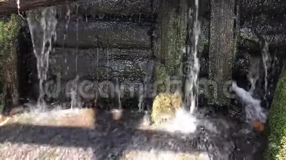 瀑布瀑布森林和岩石组成的水坝视频的预览图