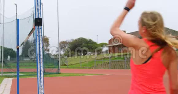 女子运动员练习跳高运动场地4k视频的预览图