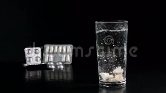 一杯水中的泡沫片视频的预览图
