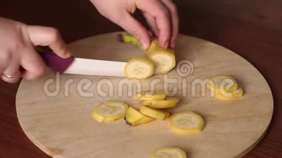 在切割板上切香蕉的女人特写视频的预览图